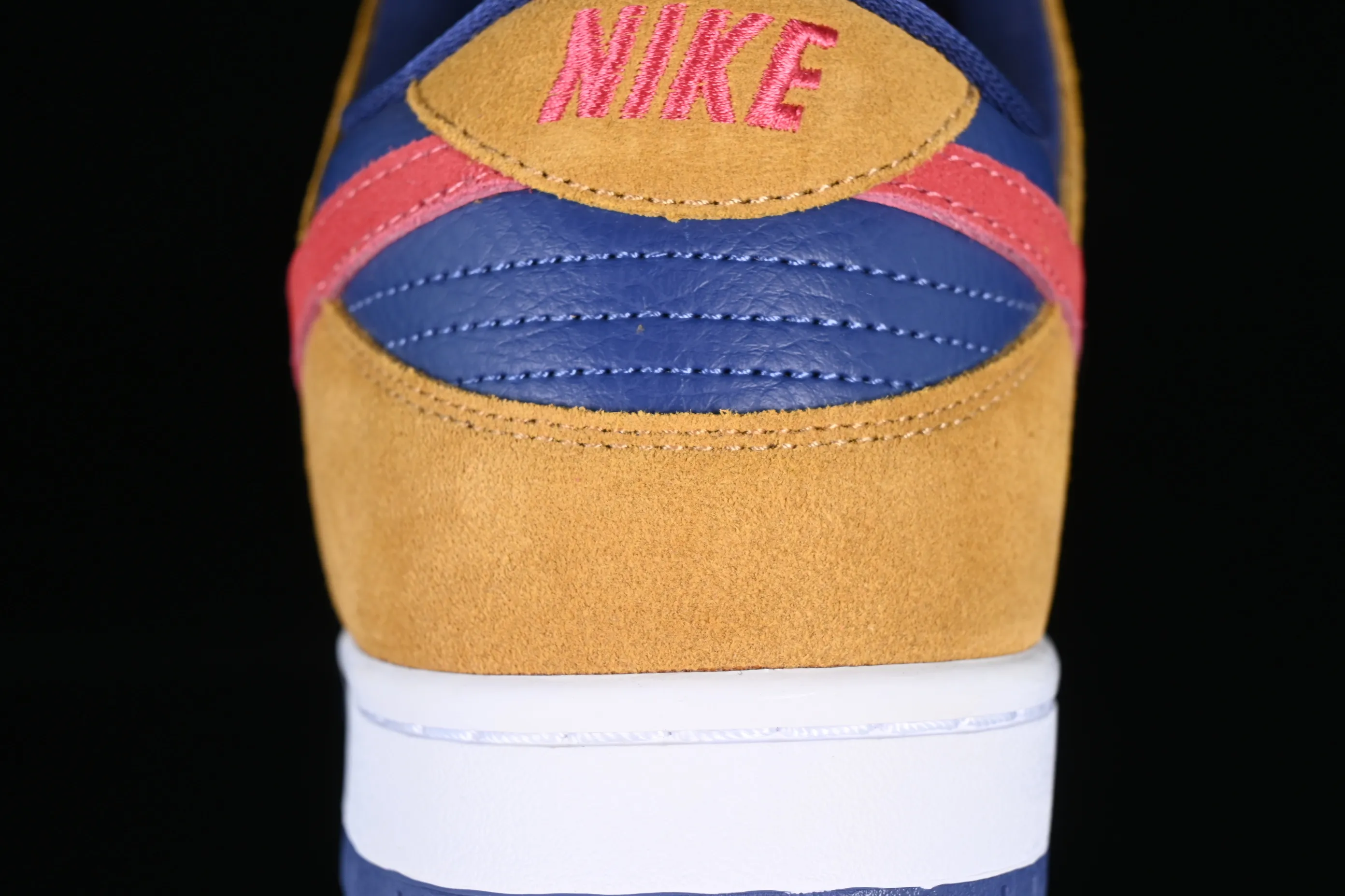All categories Nk SB Dunk series Nk SB Dunk Low low-top sneakers Nk SB Dunk Low dark brown, white and yellow color SB smashed backboard fashion casual sneakers BQ6817-700